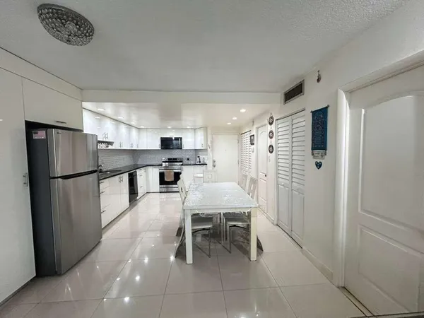 $2,000 | 1351 Northeast Miami Gardens Drive, Unit 511E, Miami, FL 33179