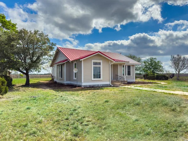$2,100 | 267 Bodemann Lane, Lockhart, TX 78644