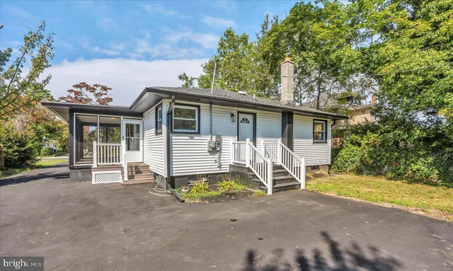 a front view of house with yard