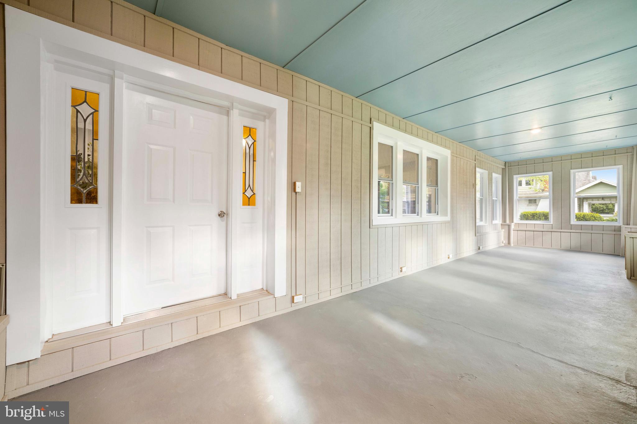 430 Manor Road Beverly, NJ 08010 - Photo 7 of 39 Enclosed Front Porch