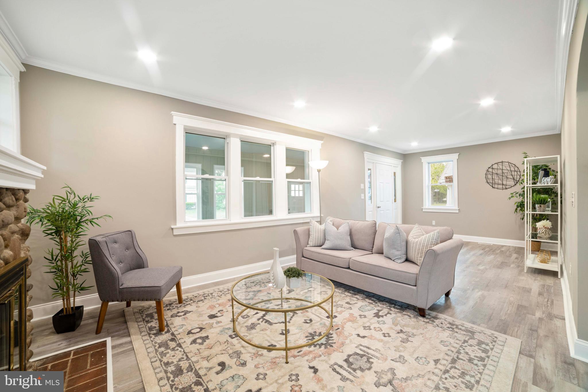 430 Manor Road Beverly, NJ 08010 - Photo 10 of 39 Living Room