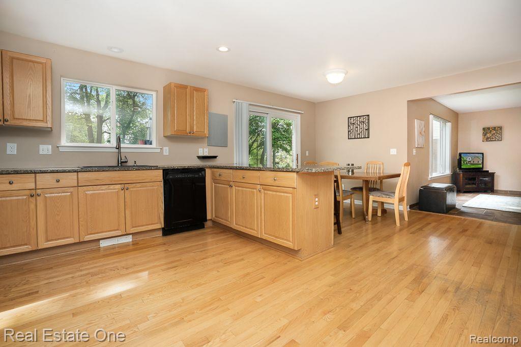 2817 Long Meadow Lane Rochester Hills, MI 48307 - Photo 15 of 57