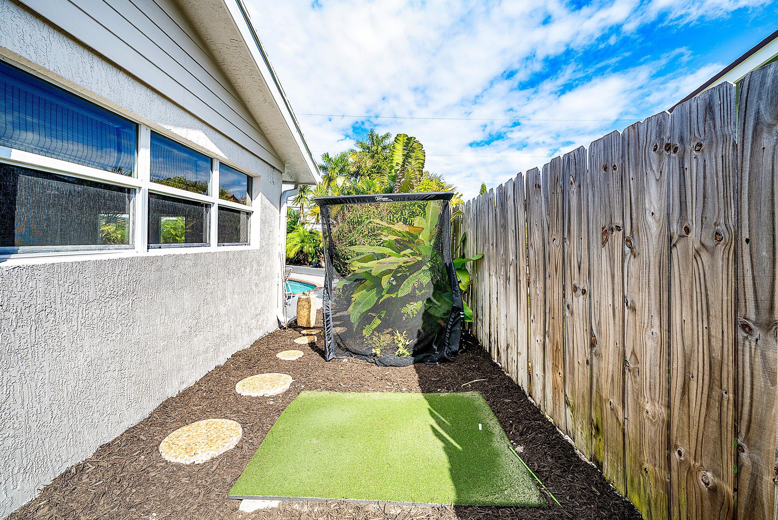 435 Northeast 35th Street Boca Raton, FL 33431 - Photo 39 of 62 Side Yard