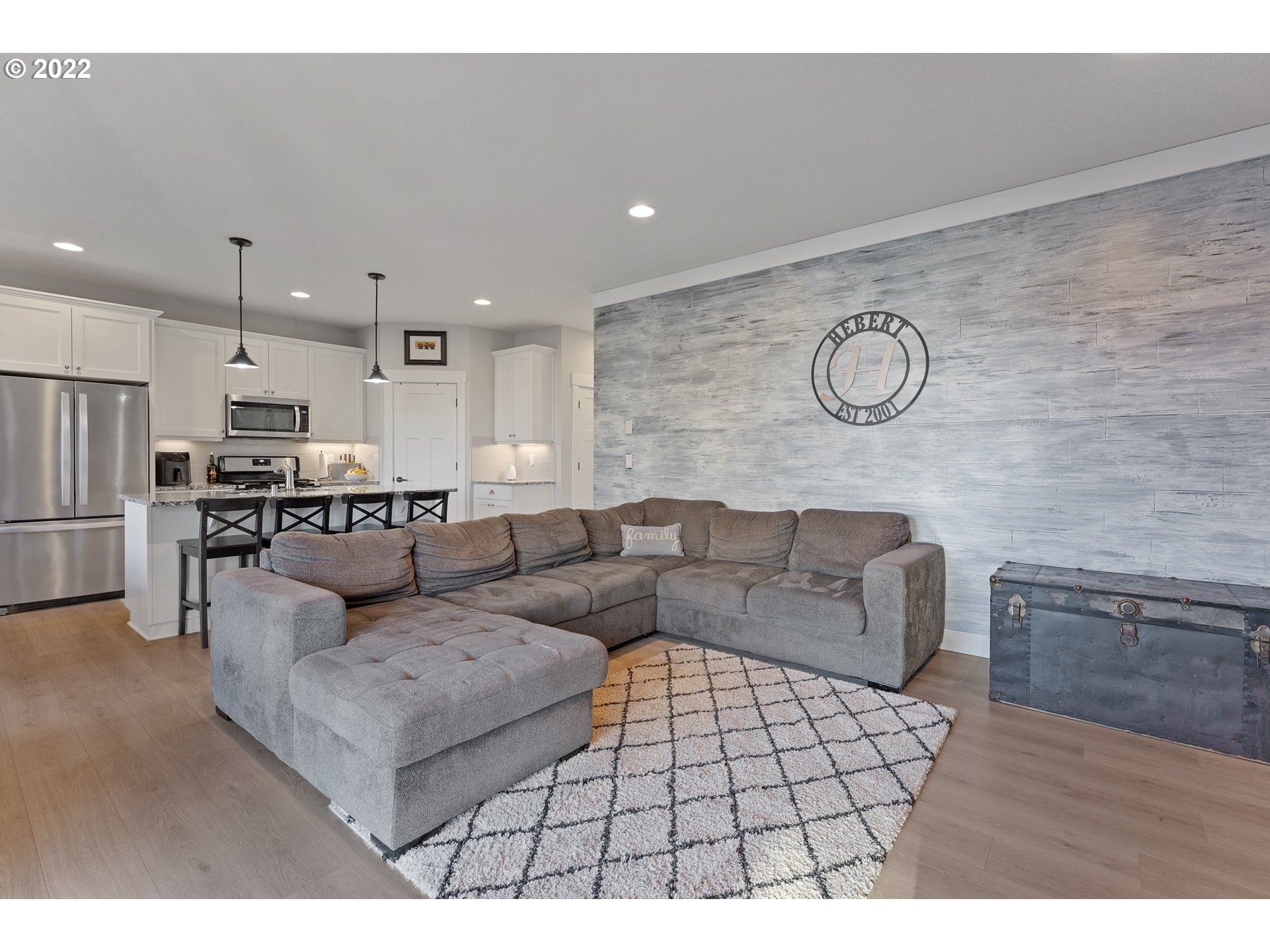 1146 South Quail Run Place Ridgefield, WA 98642 - Photo 12 of 32 a living room with furniture and kitchen view