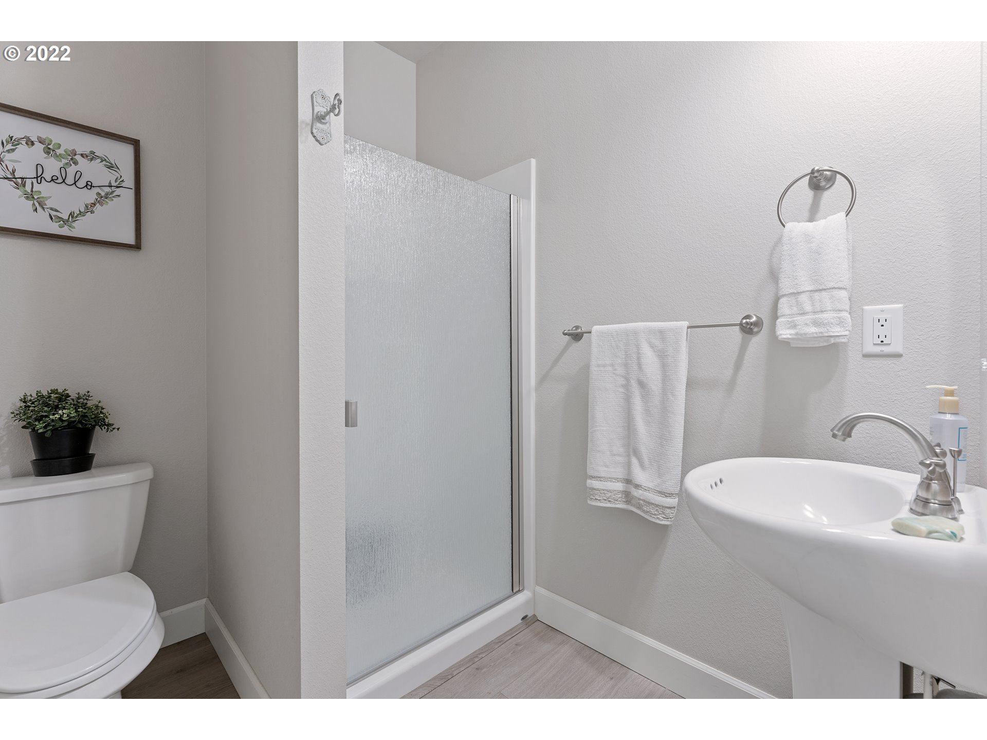 1146 South Quail Run Place Ridgefield, WA 98642 - Photo 18 of 32 a bathroom with a toilet sink and mirror
