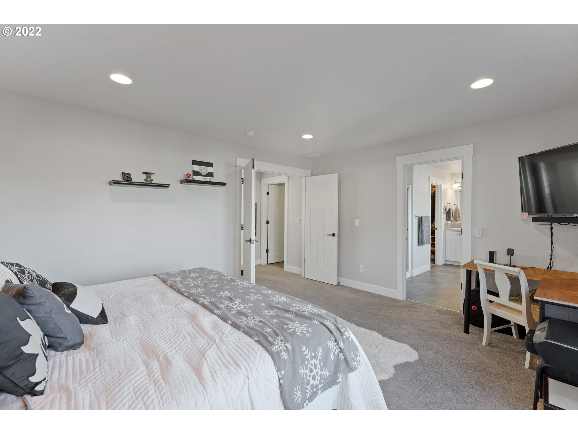 1146 South Quail Run Place Ridgefield, WA 98642 - Photo 20 of 32 a spacious bedroom with a bed and a flat screen tv