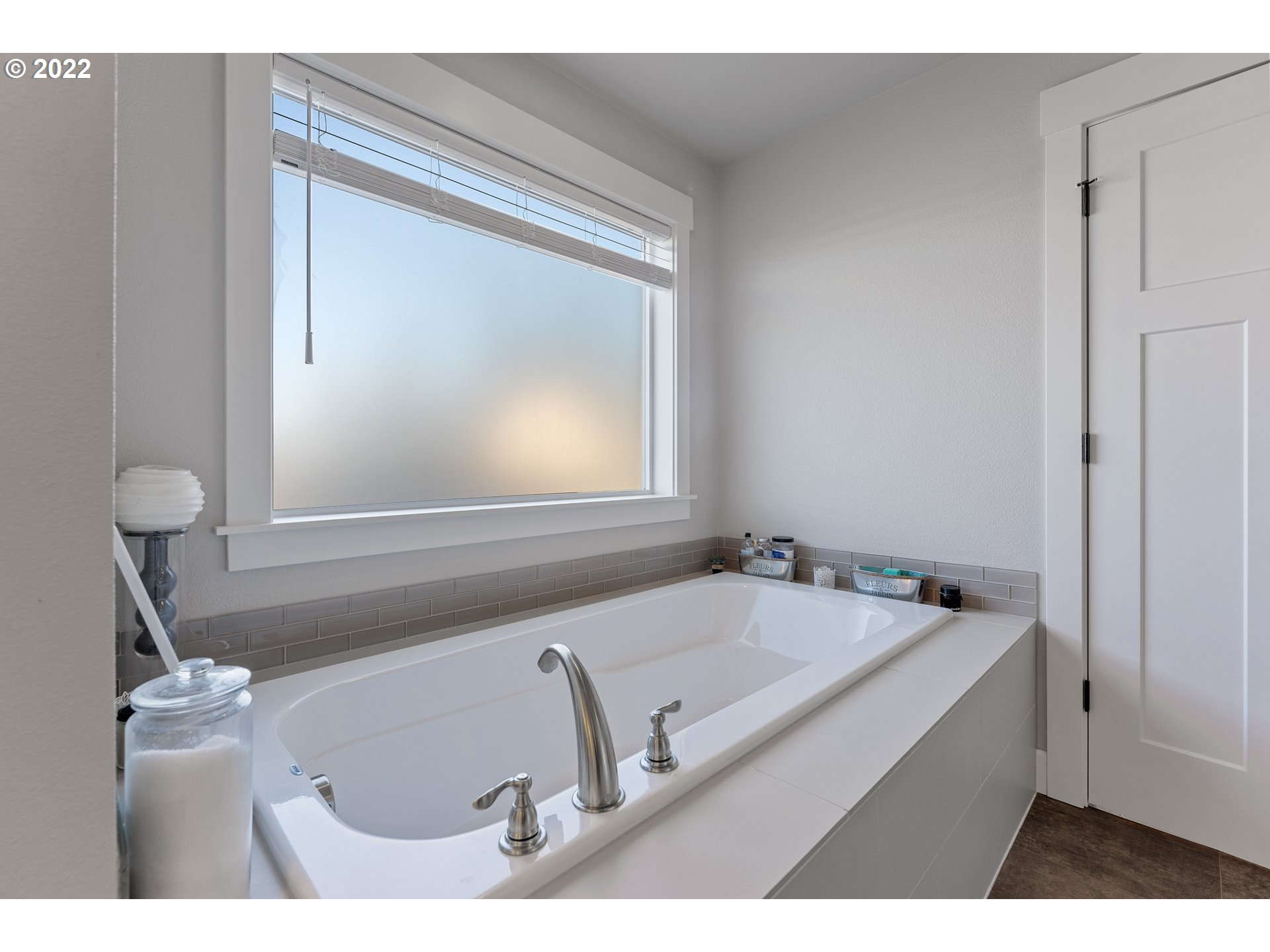 1146 South Quail Run Place Ridgefield, WA 98642 - Photo 22 of 32 a bathroom with a tub sink and mirror