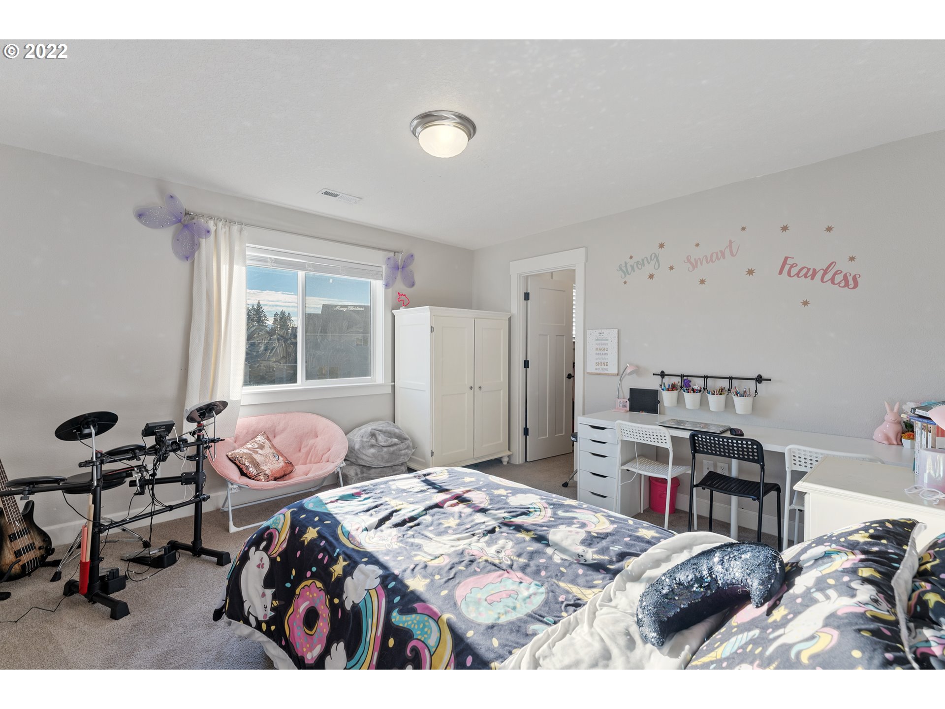 1146 South Quail Run Place Ridgefield, WA 98642 - Photo 24 of 32 a bed room with a bed and a table