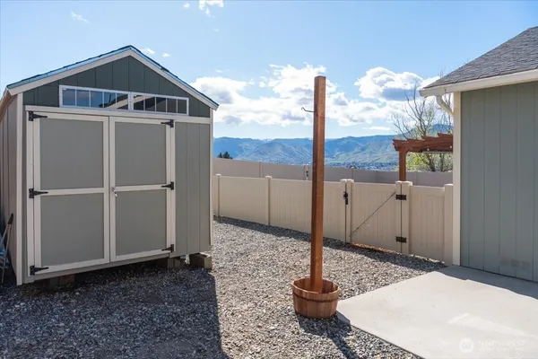 $489,900 | 3949 Northeast Vista Del Rey Drive, East Wenatchee, WA 98802