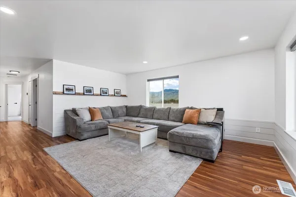 $489,900 | 3949 Northeast Vista Del Rey Drive, East Wenatchee, WA 98802