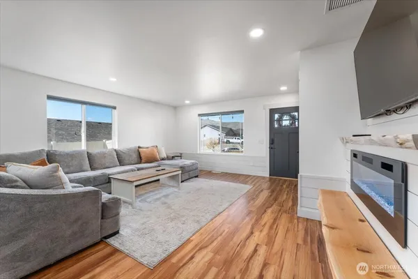 $489,900 | 3949 Northeast Vista Del Rey Drive, East Wenatchee, WA 98802