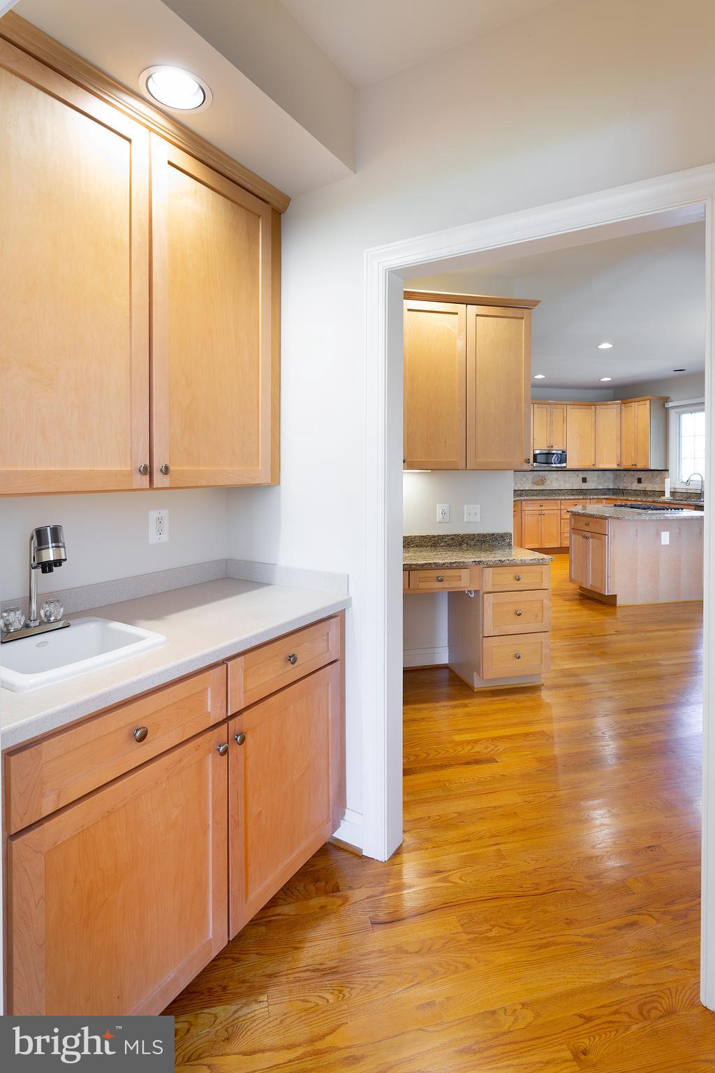 5924 Chesterbrook Road McLean, VA 22101 - Photo 14 of 60 Butler pantry/bar area between dining & kitchen