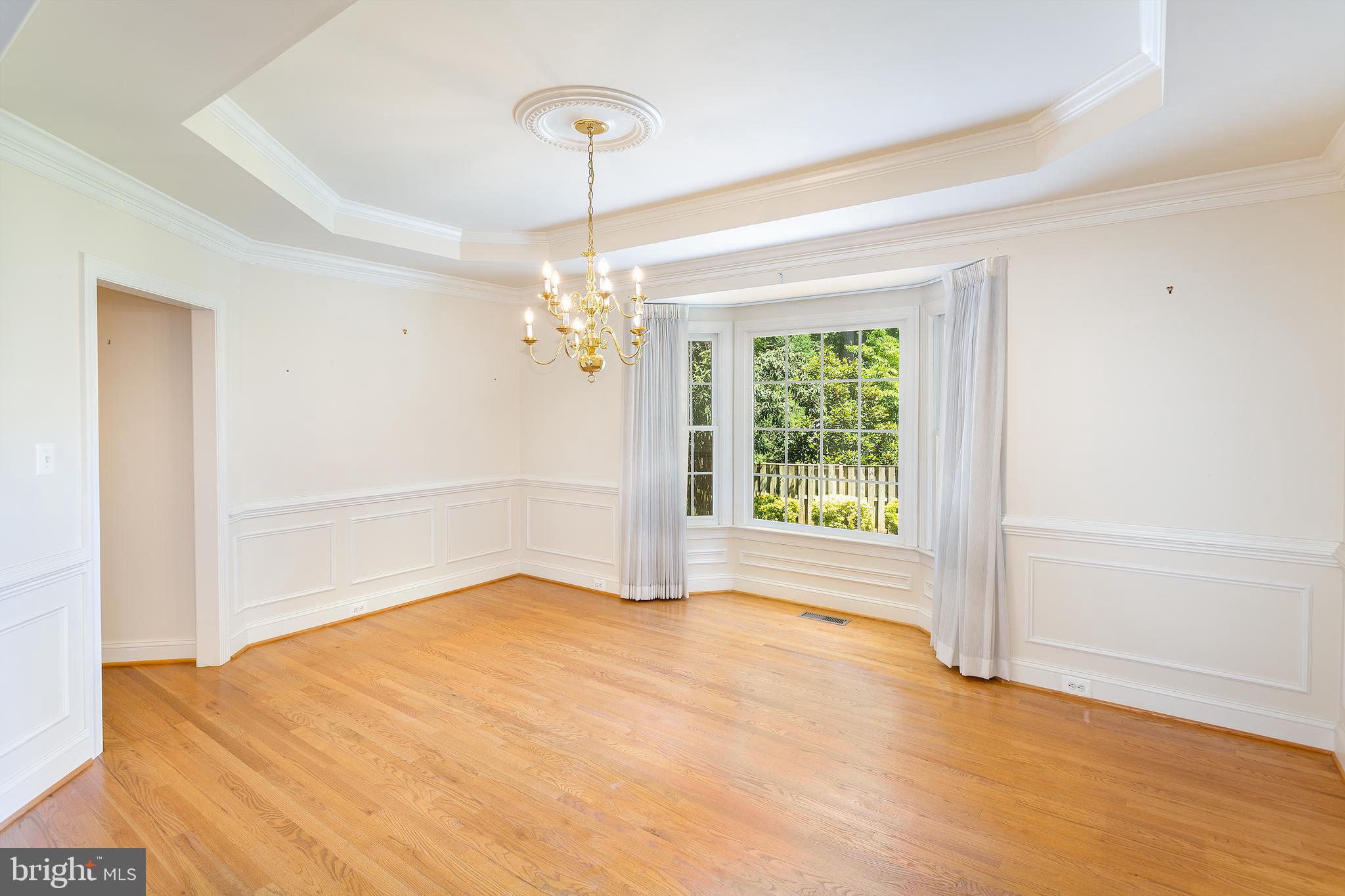 5924 Chesterbrook Road McLean, VA 22101 - Photo 9 of 60 Large dining room