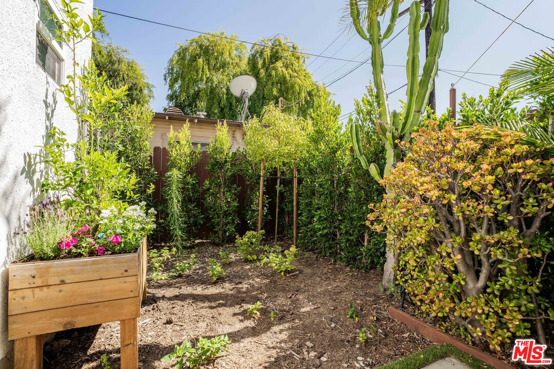 239 North Everett Street Glendale, CA 91206 - Photo 23 of 26