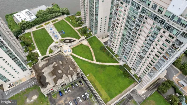an aerial view of a tennis court