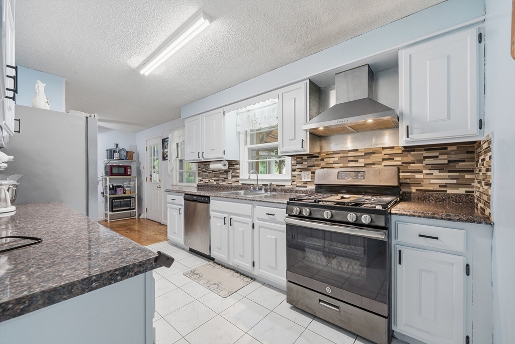 11 Mcfarlin Road Chelmsford, MA 01824 - Photo 6 of 37