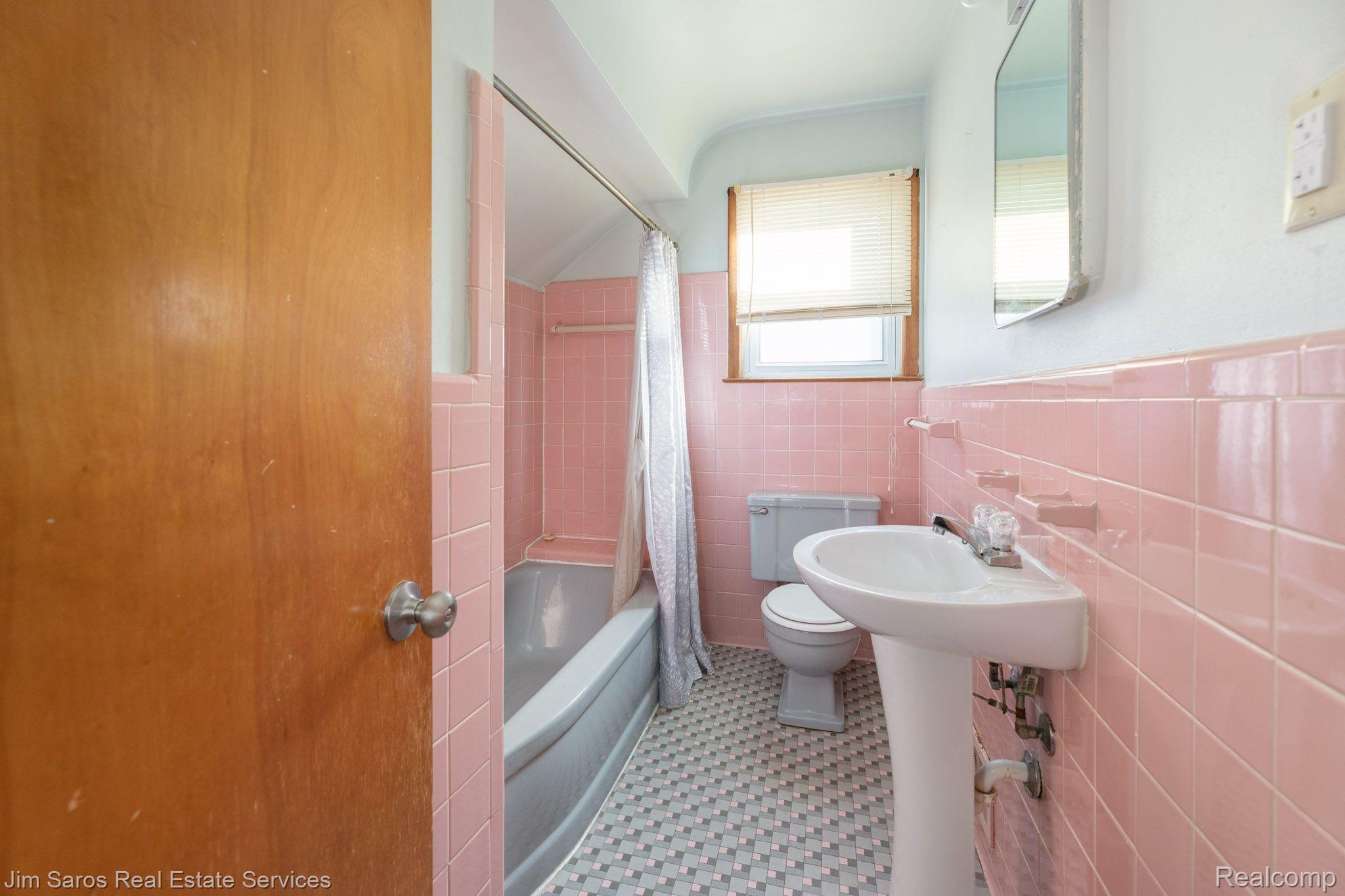 2132 Vernier Road Grosse Pointe, MI 48236 - Photo 7 of 9 Gallery Image 7