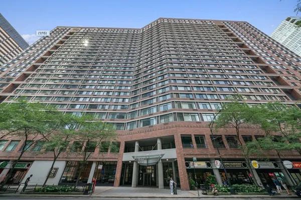 $2,000 | 211 East Ohio Street, Unit 2006, Chicago, IL 60611