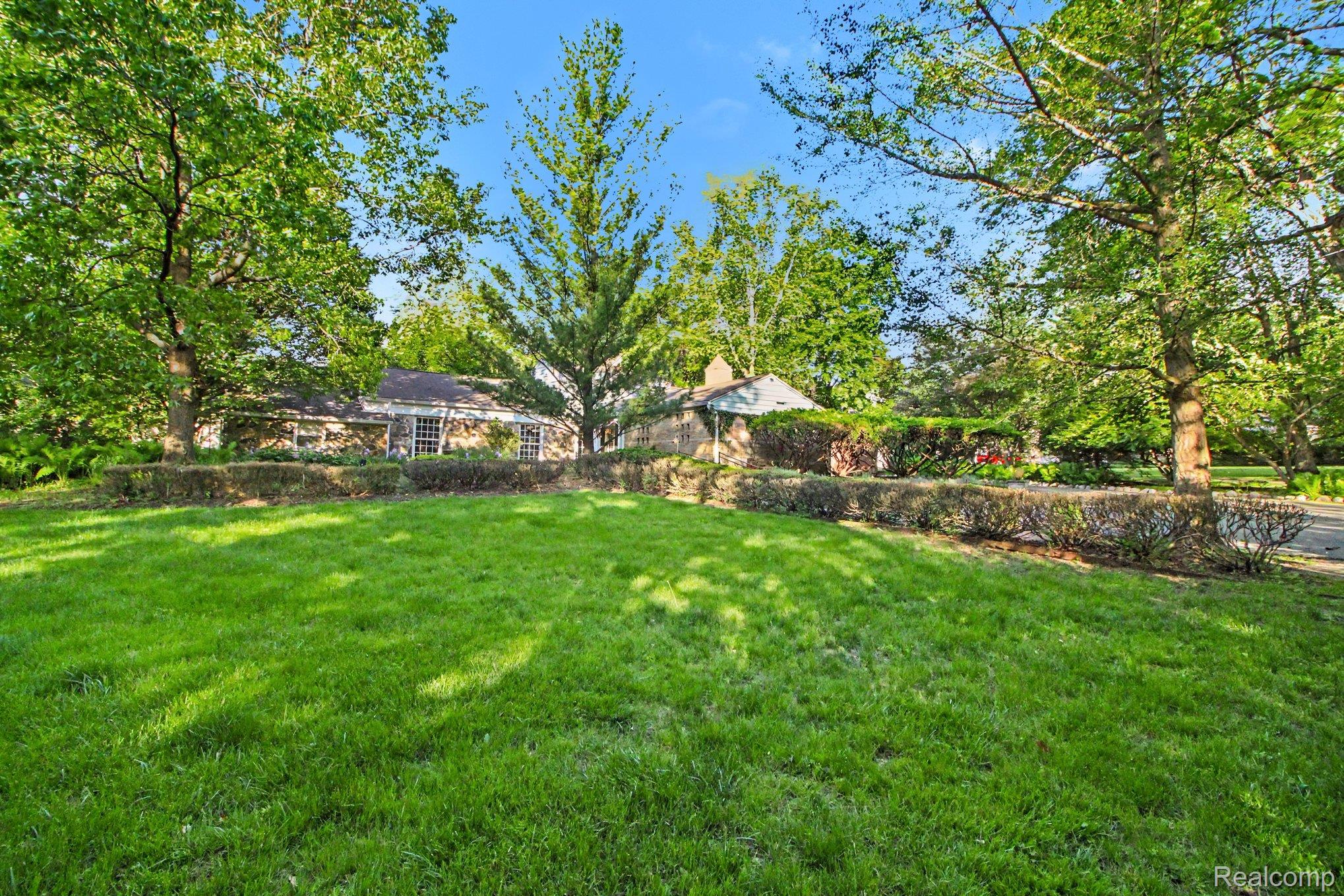 26580 Wellington Road Franklin, MI 48025 - Photo 2 of 61 Expansive Front Yard