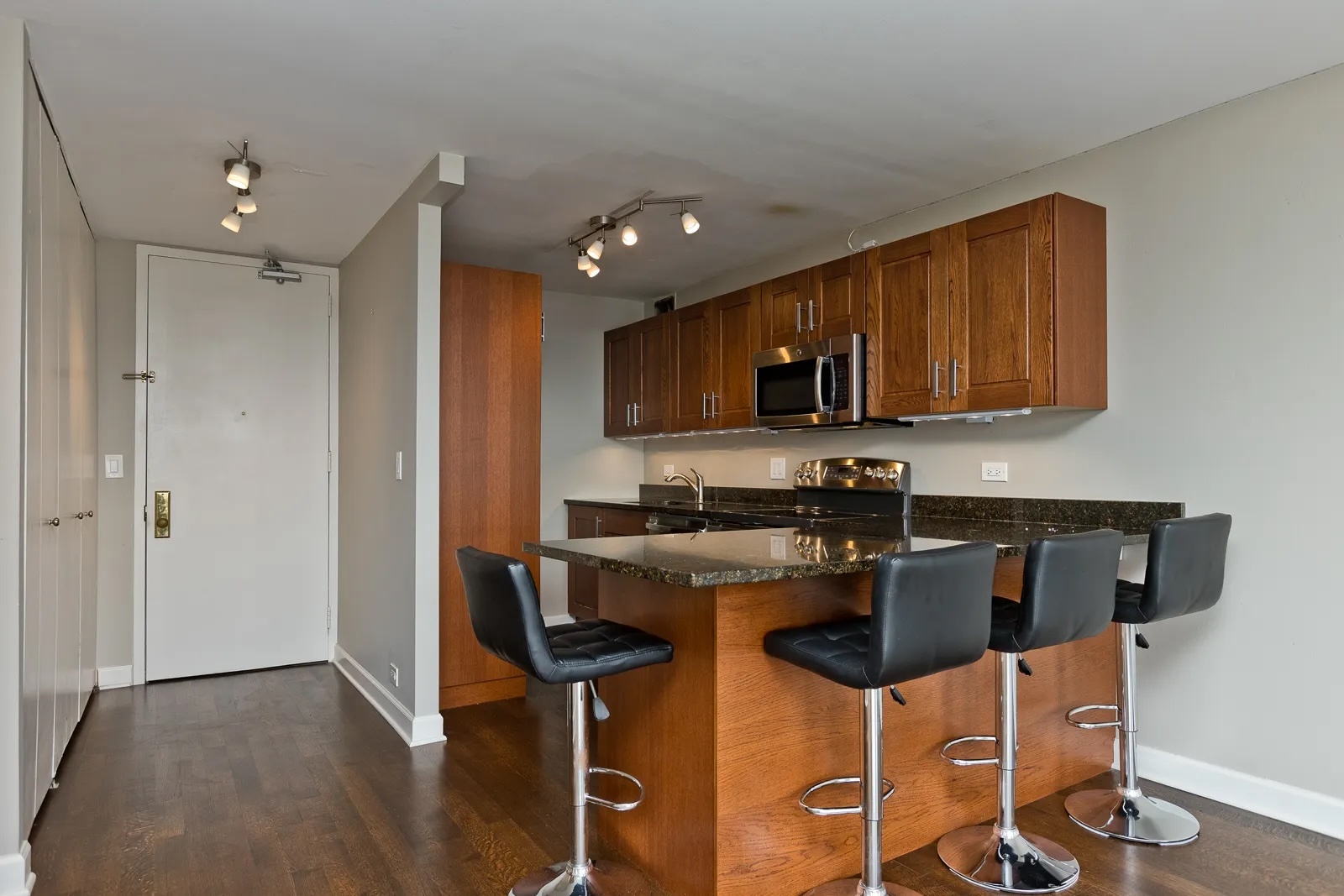 655 West Irving Park Road, Unit 811 Chicago, IL 60613 - Photo 2 of 10