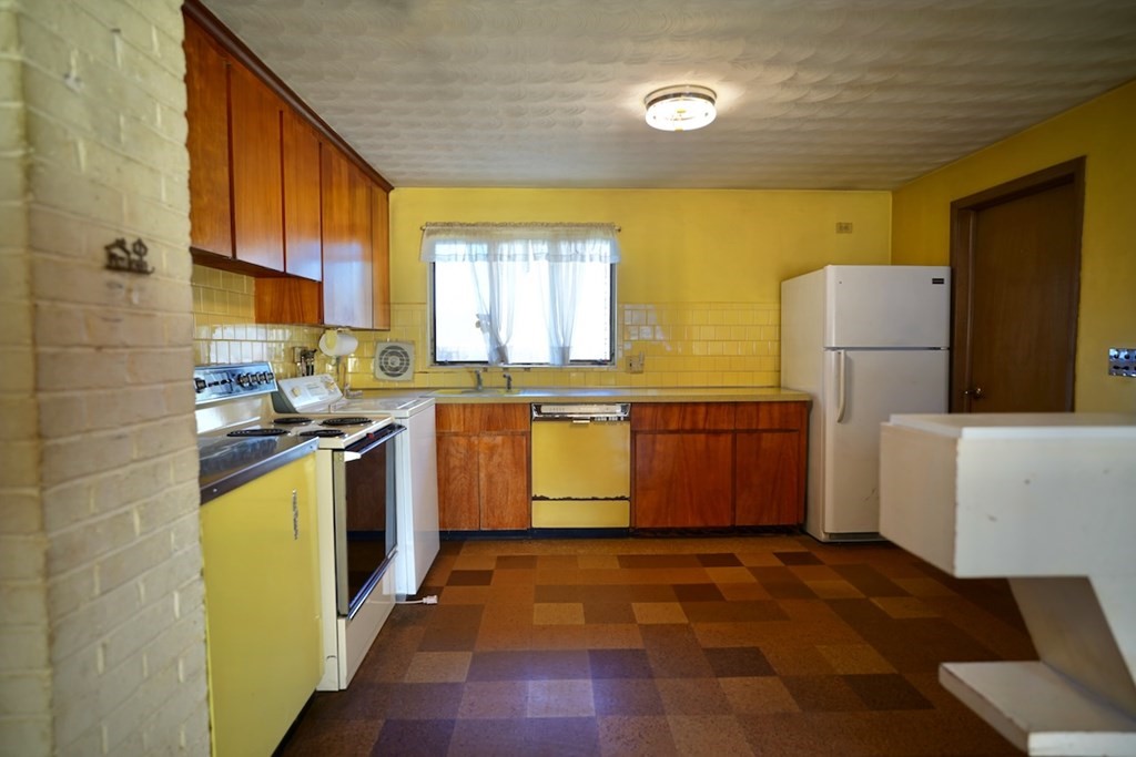 16 Temi Road Beverly, MA 01915 - Photo 8 of 12
