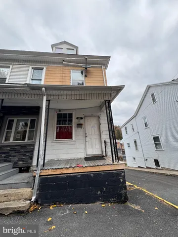 a view of entryway of the house