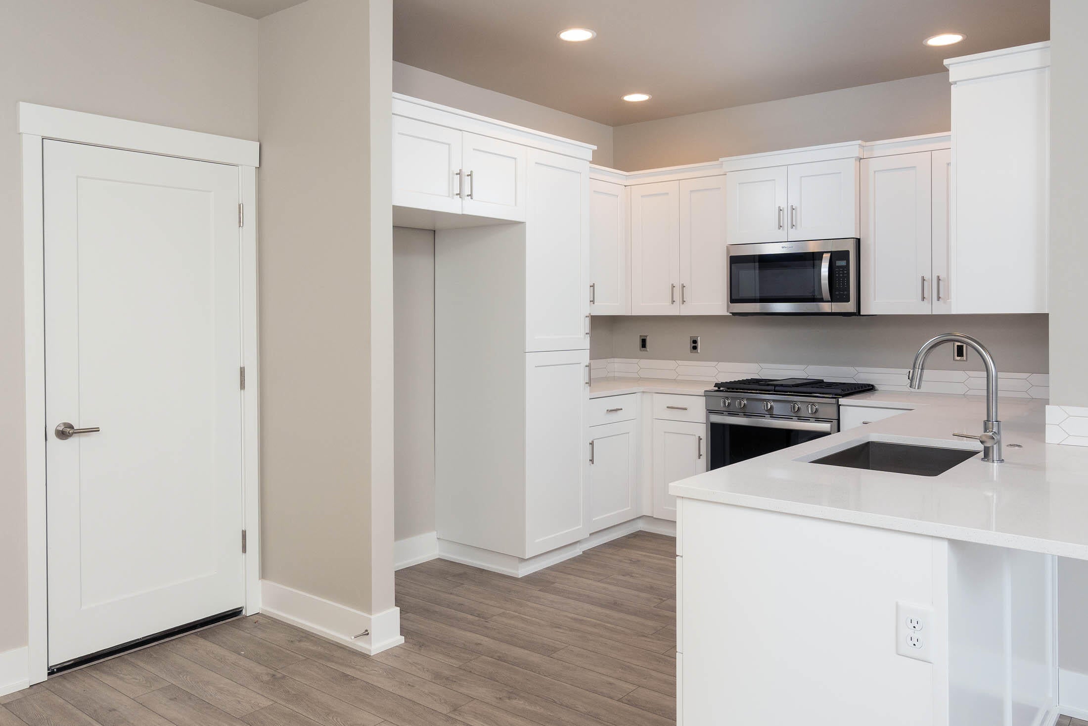 4565 Southwest 36th Street Redmond, OR 97756 - Photo 8 of 33 Kitchen
