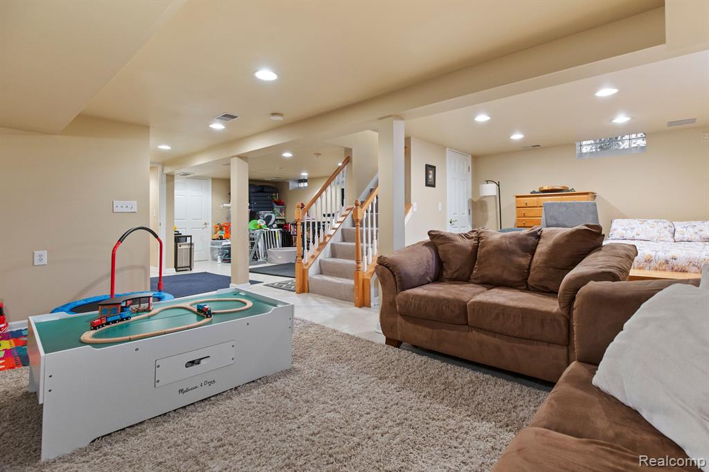 1395 Roslyn Road Grosse Pointe Woods, MI 48236 - Photo 28 of 43
