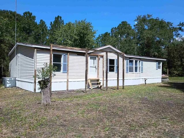 a view of a house with backyard