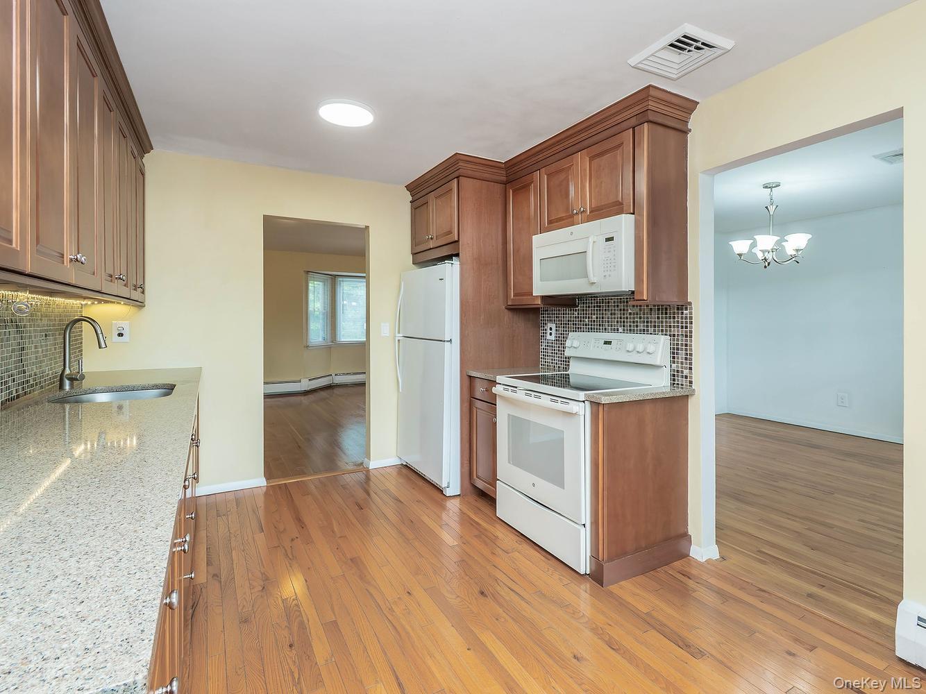 7 Plainview Road Bethpage, NY 11714 - Photo 6 of 23