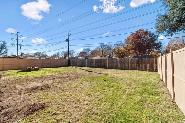 a view of a backyard