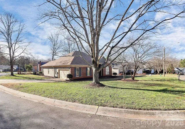 a view of a house with a yard