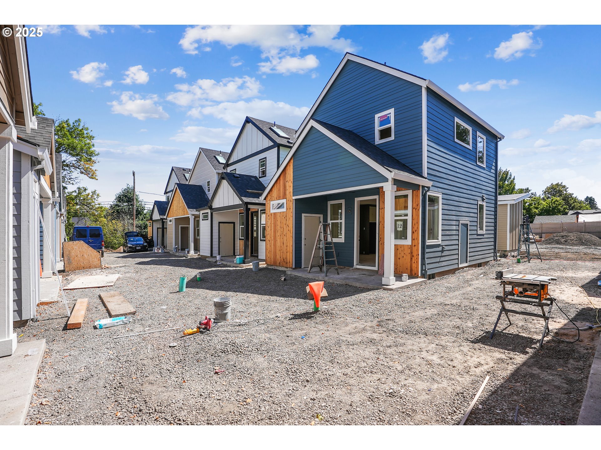 9560 Southwest 91st Avenue, Unit 3 Portland, OR 97223 - Photo 3 of 15 a house view with a garden space
