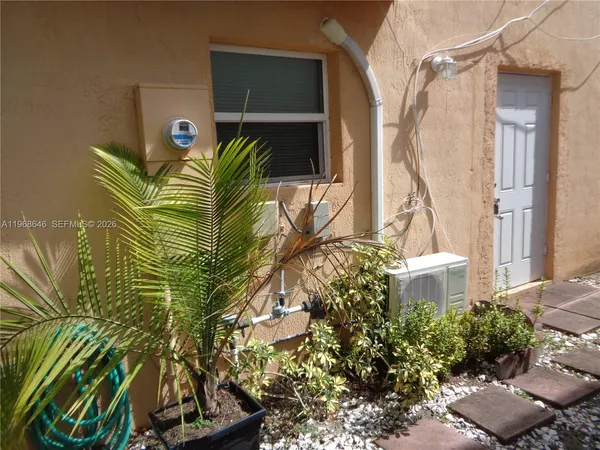 $1,170 | 2060 Southeast 14 Street, Homestead, FL 33035