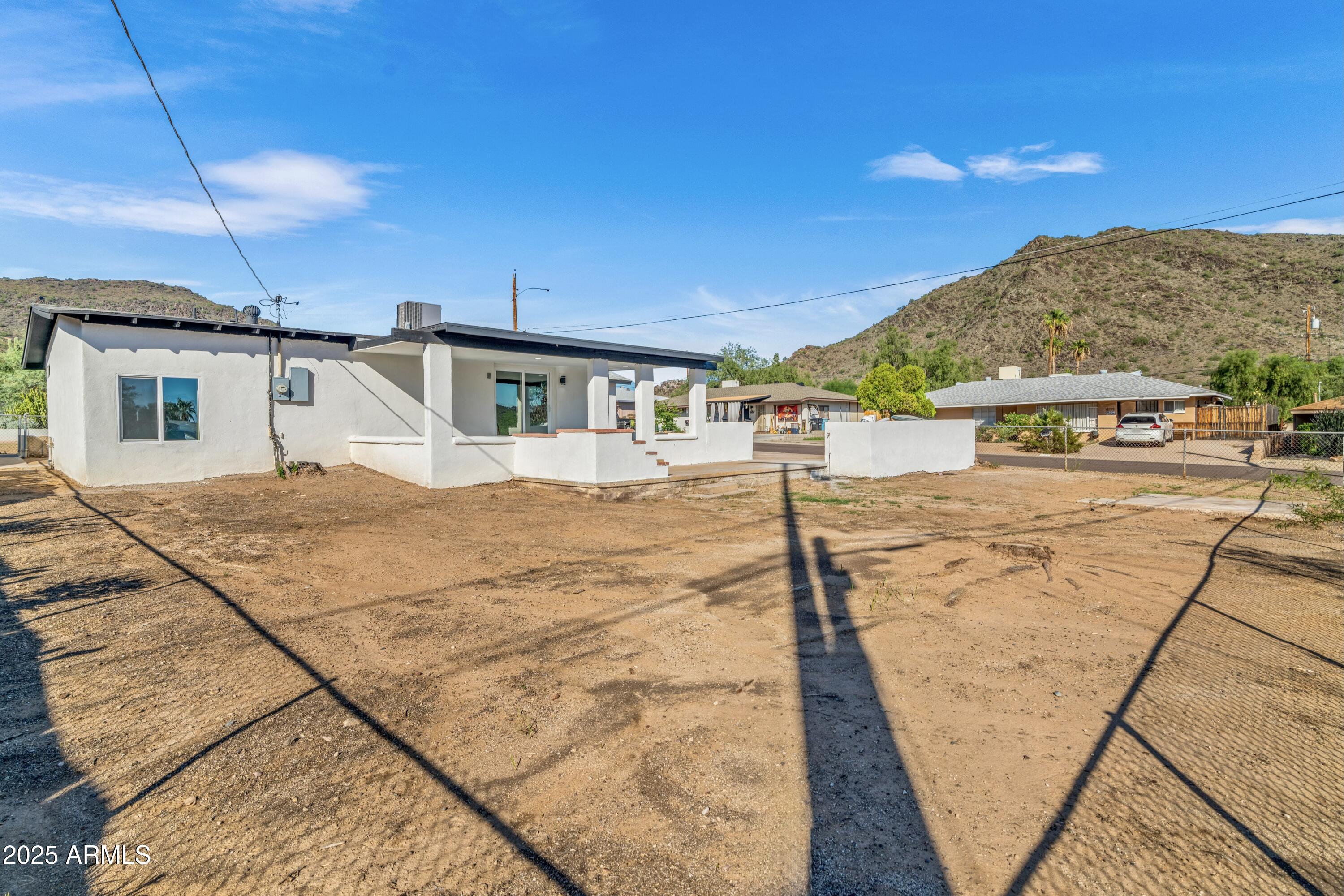901 West Mercer Lane Phoenix, AZ 85029 - Photo 40 of 40 a view of a backyard of the house