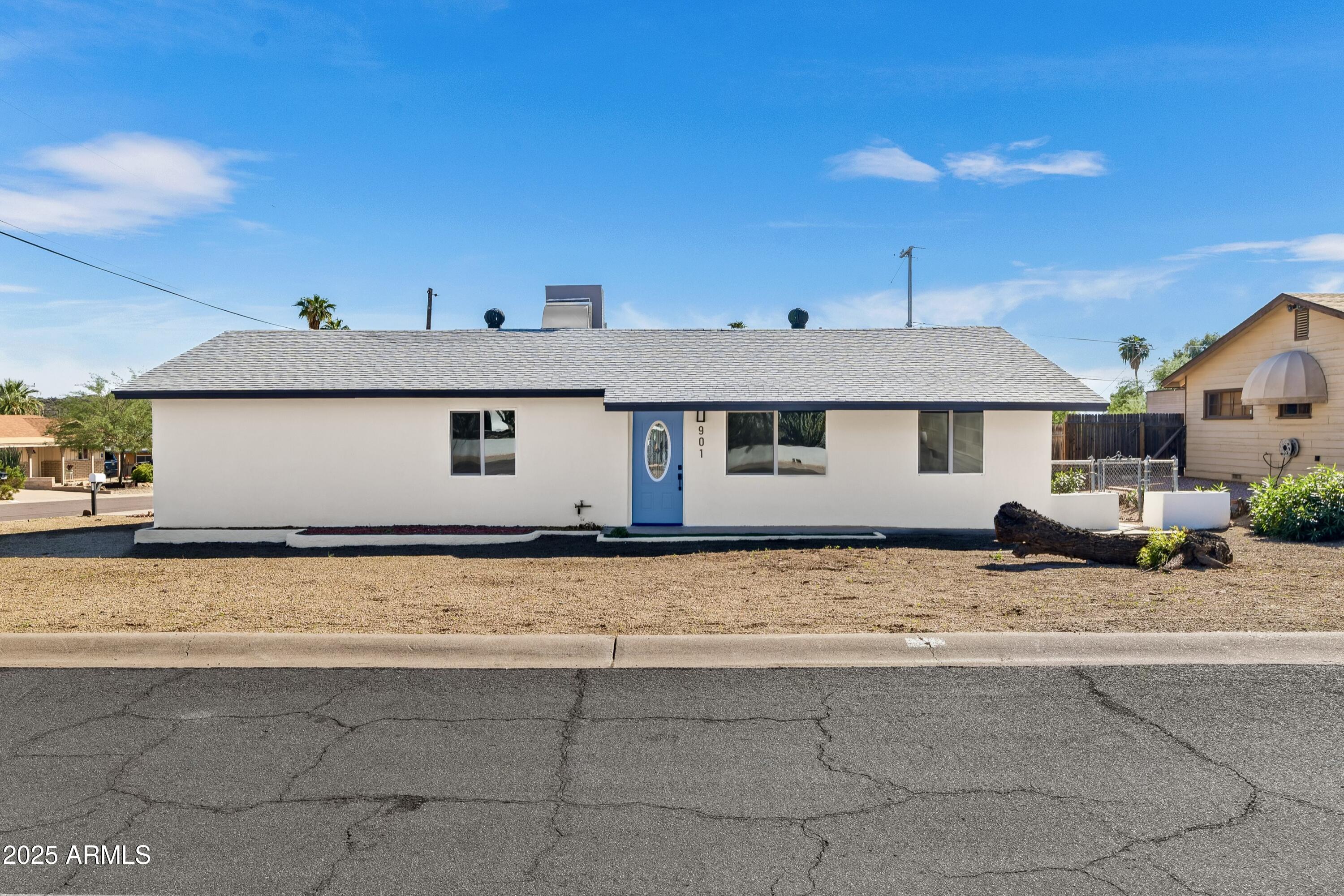 901 West Mercer Lane Phoenix, AZ 85029 - Photo 4 of 40 a front view of a house with yard