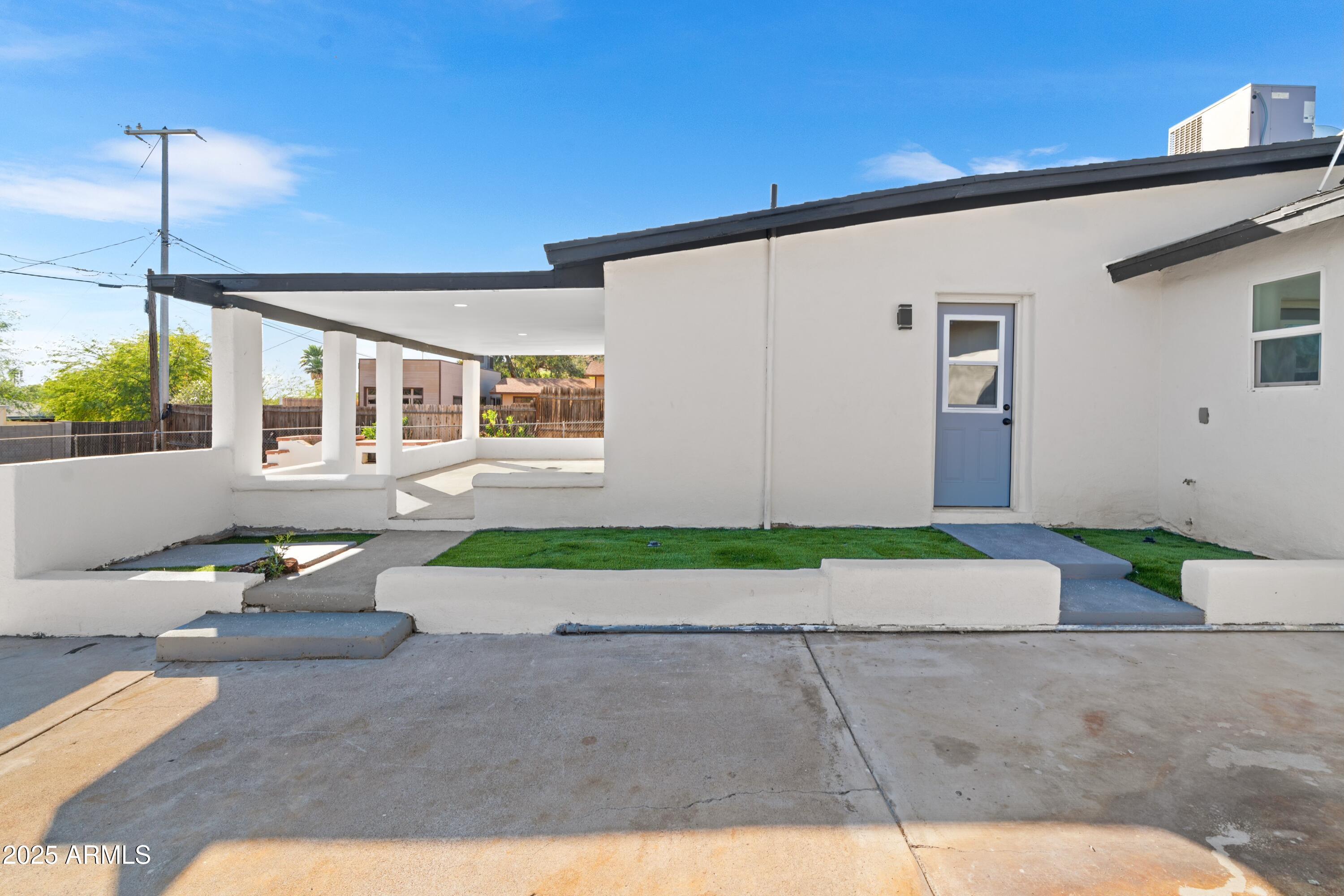 901 West Mercer Lane Phoenix, AZ 85029 - Photo 6 of 40 a house view with a backyard space