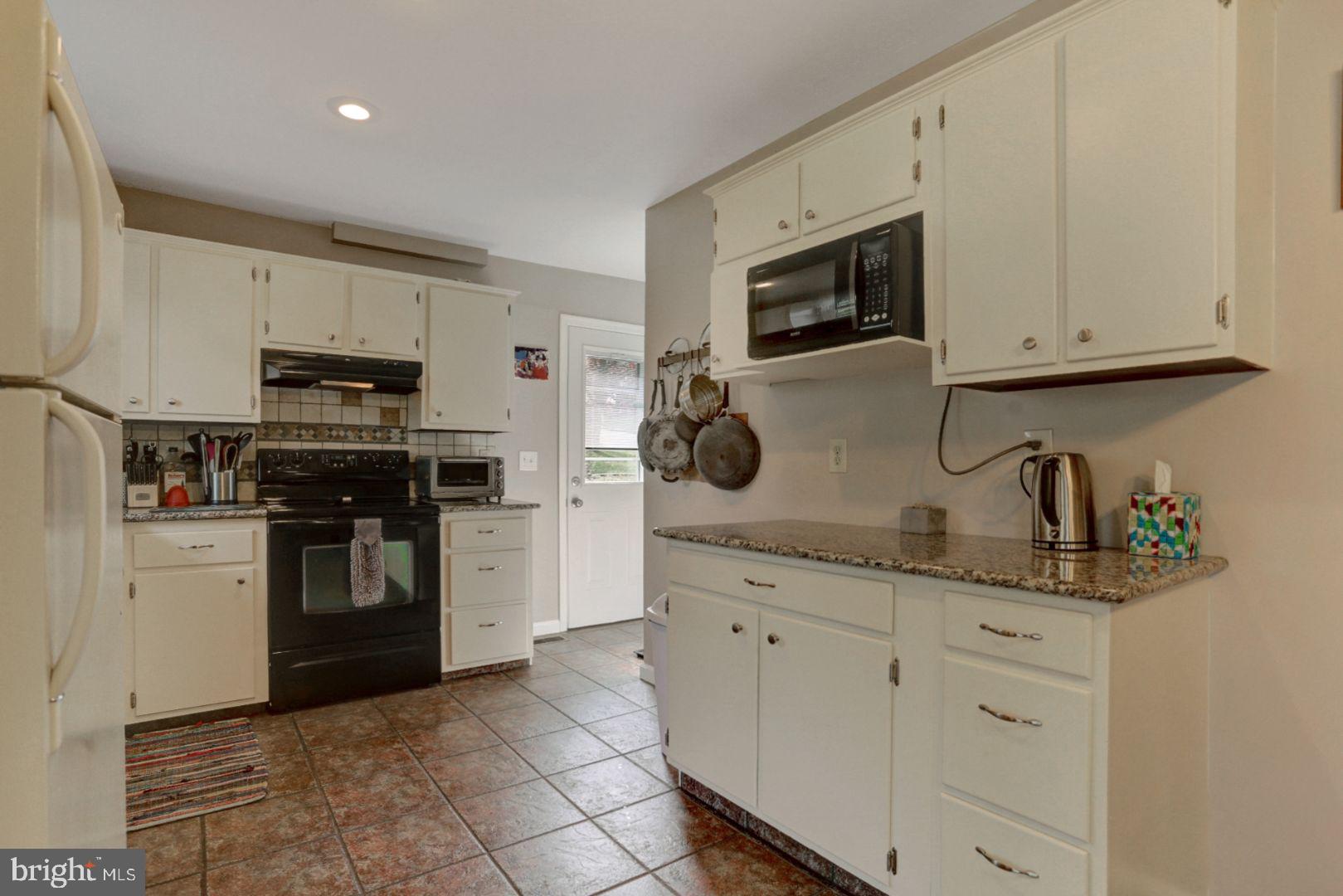 807 Cameron Street Reading, PA 19607 - Photo 14 of 32 Kitchen- Granite Counter Tops