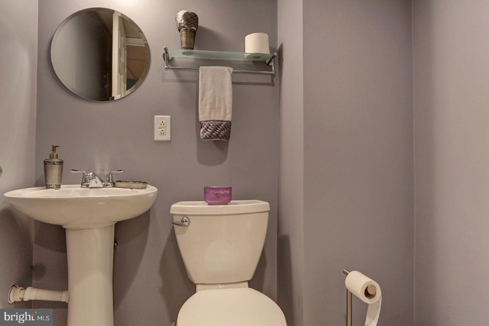 807 Cameron Street Reading, PA 19607 - Photo 32 of 32 LL- Powder Room