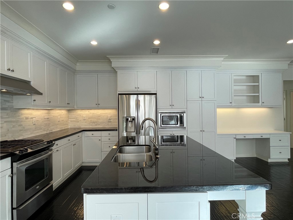 108 Pendant Irvine, CA 92620 - Photo 14 of 36 a kitchen with kitchen island a sink stove and refrigerator