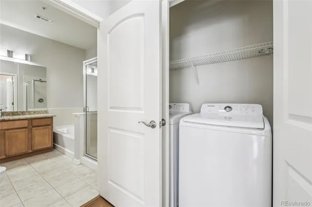 a view of utility room with washer and dryer