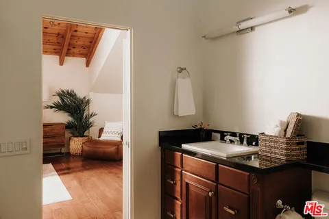 a en suite bathroom with a sink and a mirror
