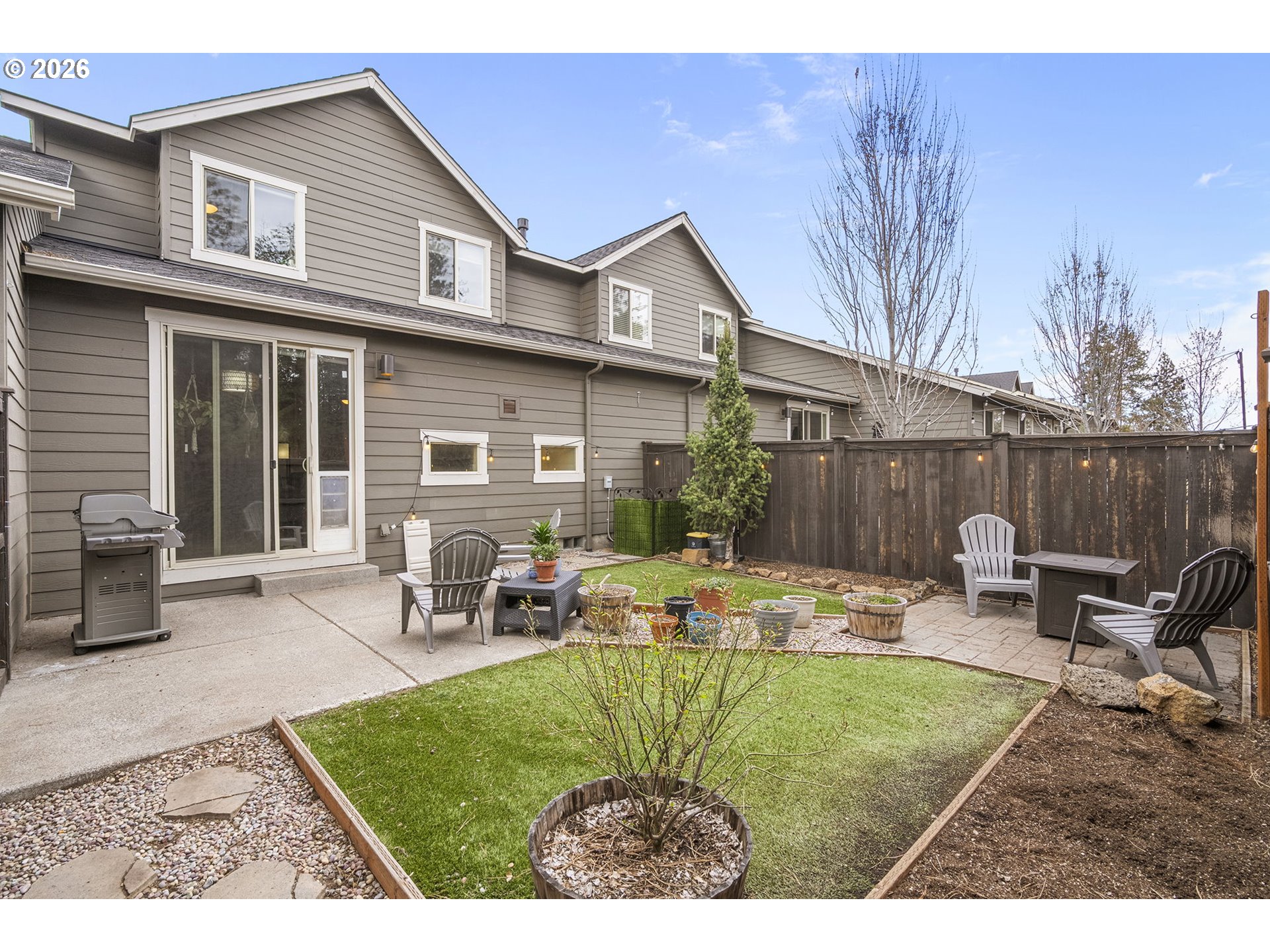 60439 Hedgewood Lane Bend, OR 97702 - Photo 26 of 44 a backyard of a house with table and chairs