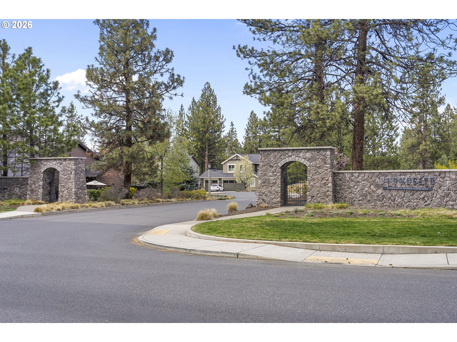 60439 Hedgewood Lane Bend, OR 97702 - Photo 28 of 44 a front view of a house with garden