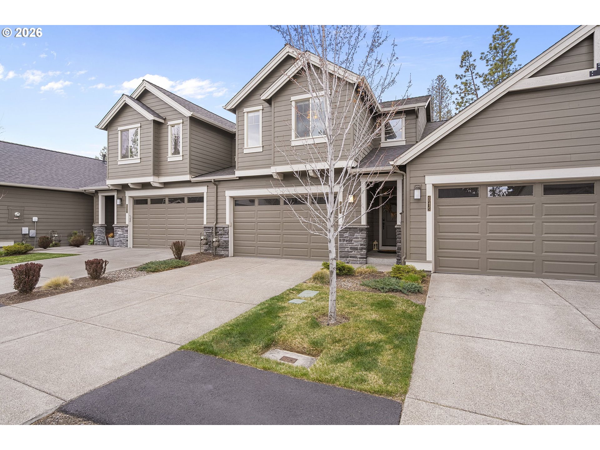 60439 Hedgewood Lane Bend, OR 97702 - Photo 34 of 44 a front view of a house with a yard