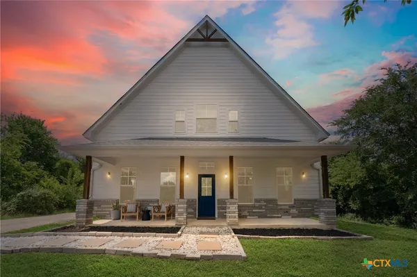 a view of a house with yard and garden