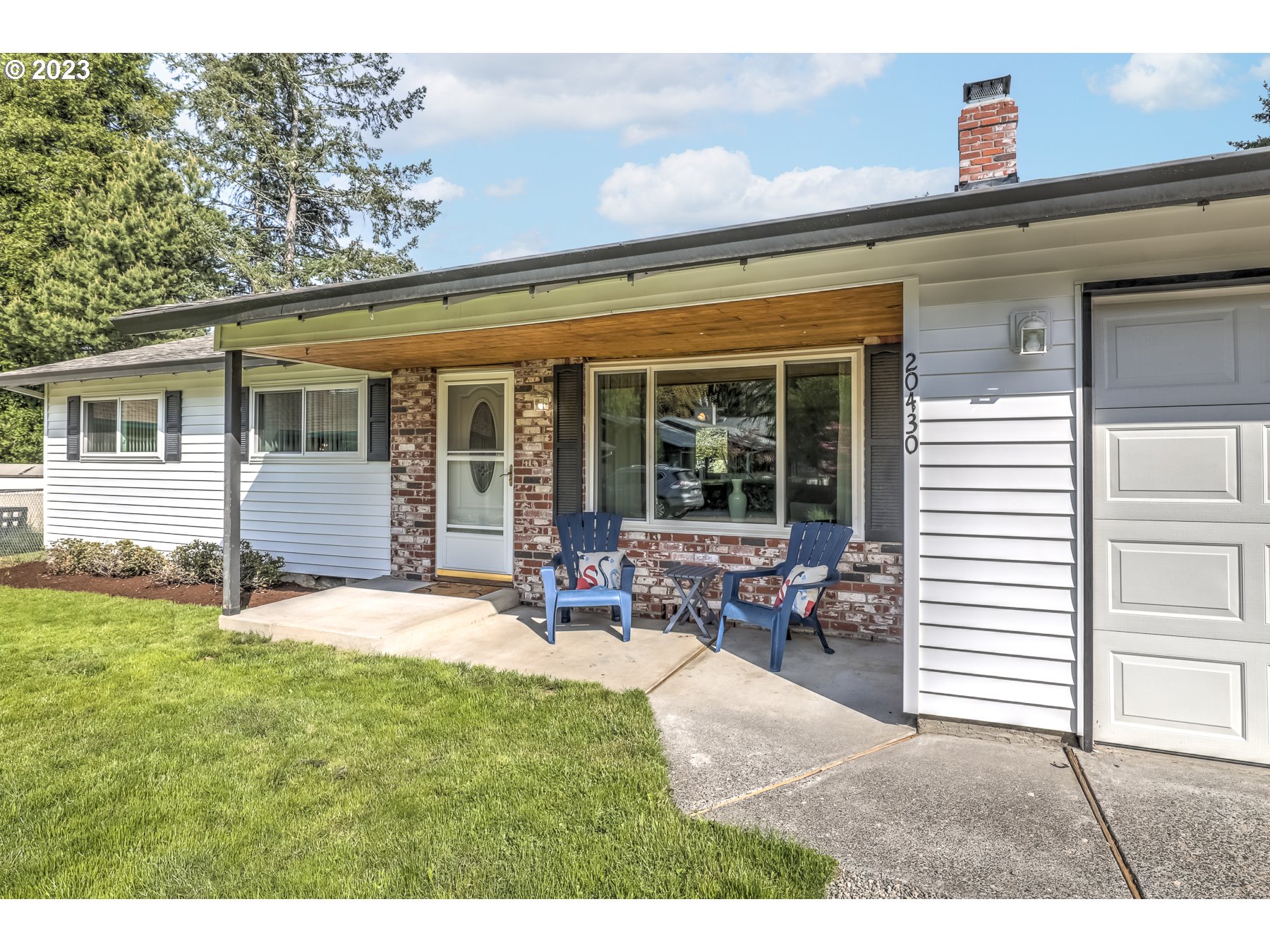 20430 Southwest Avon Court Beaverton, OR 97078 - Photo 3 of 29 a backyard of a house with table and chairs