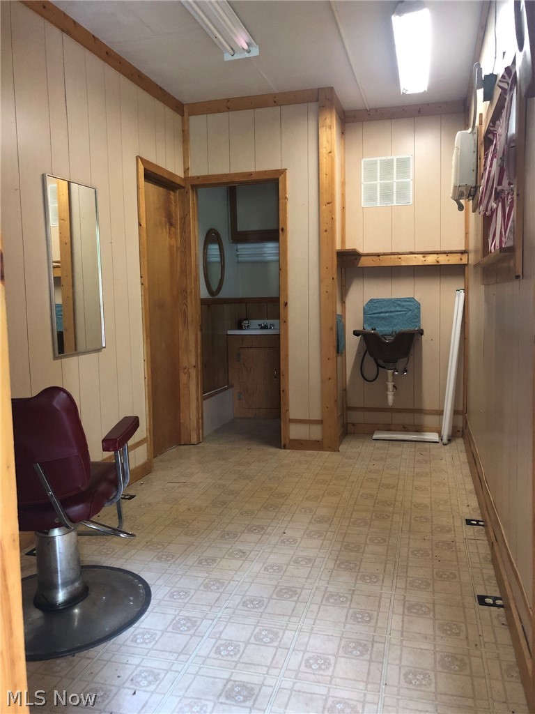 10200 Springfield Road Youngstown, OH 44514 - Photo 20 of 27 Beauty shop