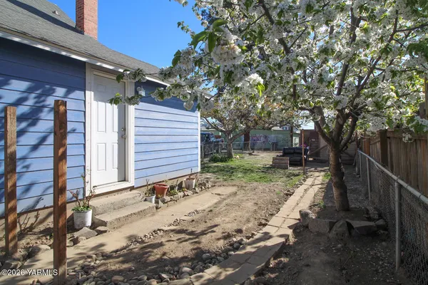 $325,000 | 705 South Satus Avenue, Wapato, WA 98951