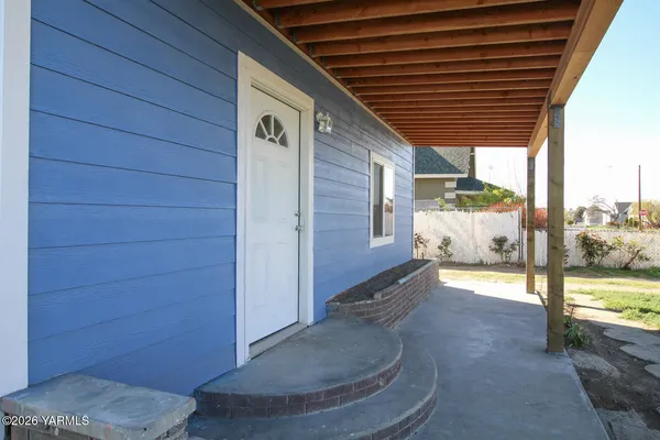 $325,000 | 705 South Satus Avenue, Wapato, WA 98951